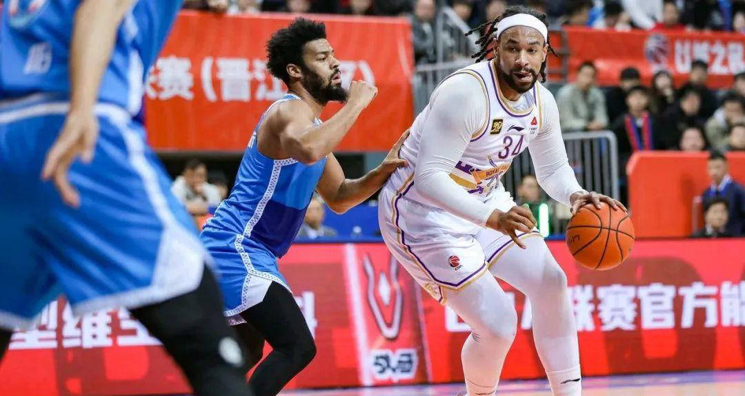 辽宁男篮凭借团队合作击败江苏队